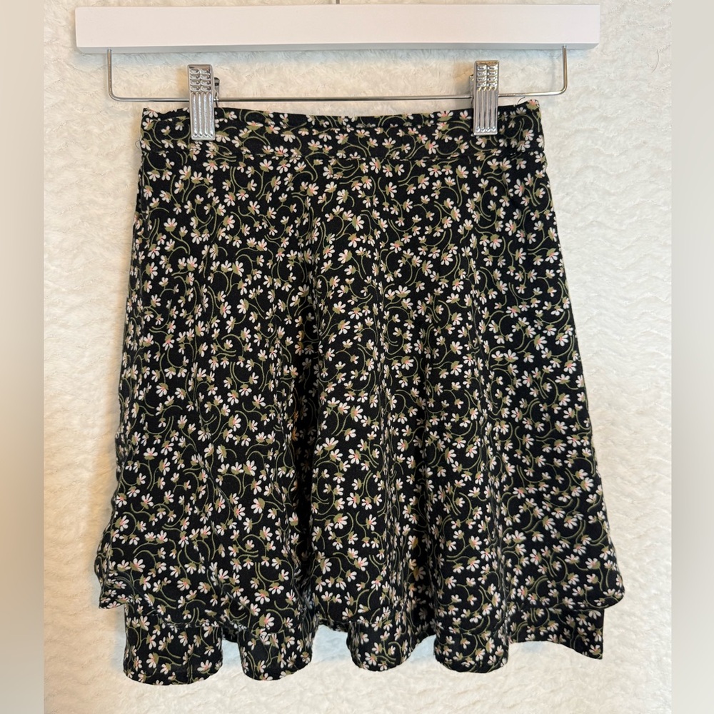 Chic Black Floral Skirt. Size medium.